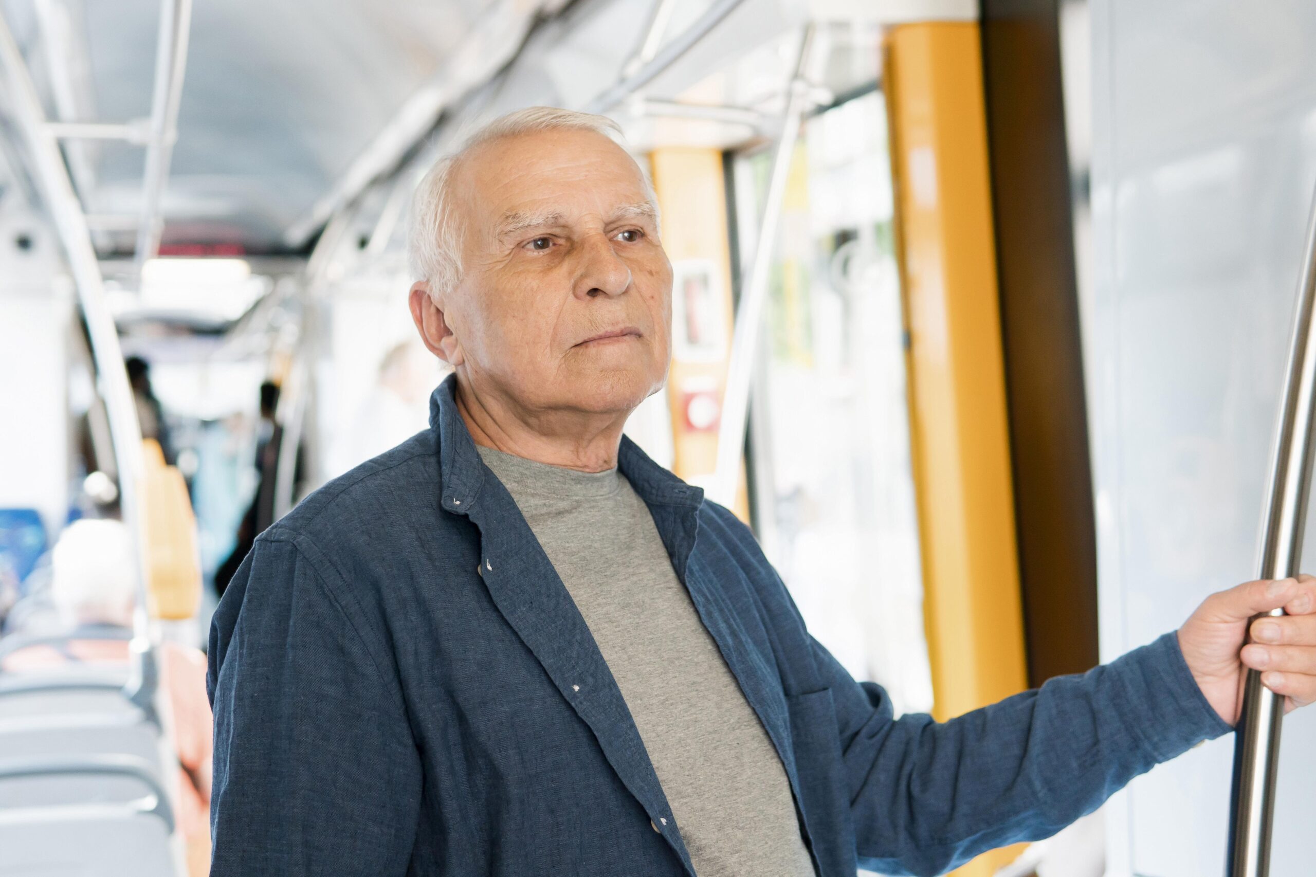 Image d'un aîné dans un autobus. Démontre l'enjeu de la mobilité chez les aînés